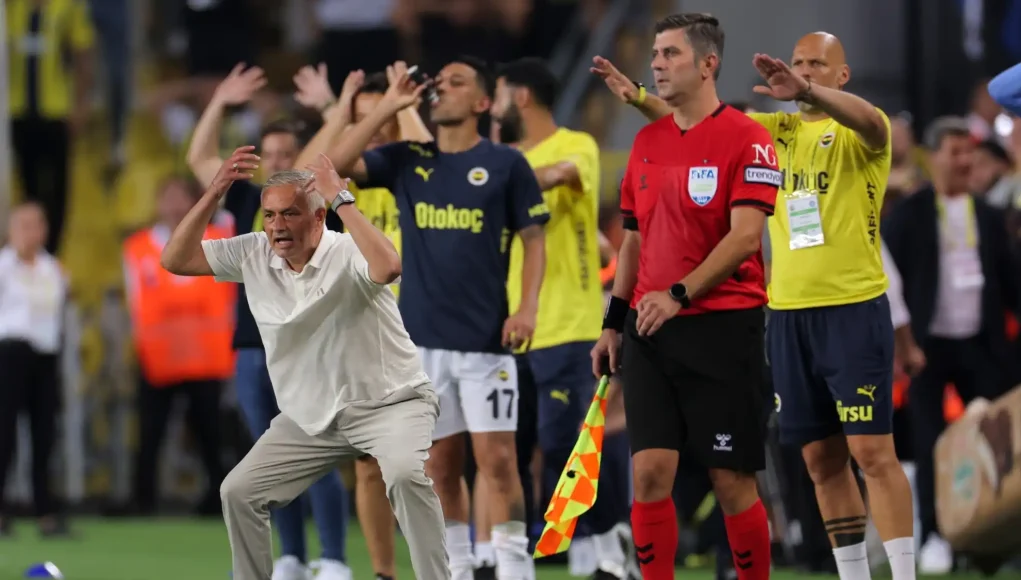 Fenerbahçe : Mourinho s'est troué, il chute en pleine célébration !